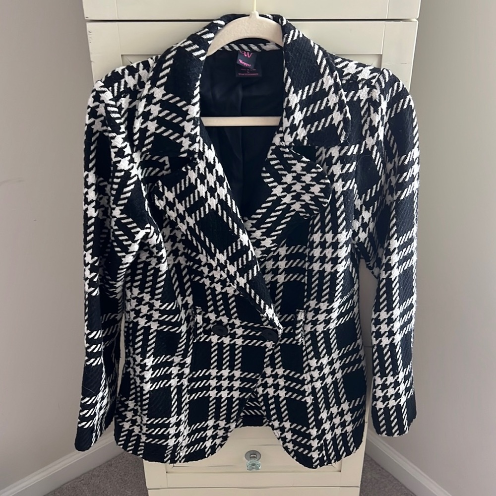 Black and white hounds tooth coat. Size L
